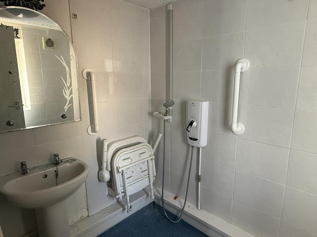 Lot: 88 - HOUSE IN NEED OF IMPROVEMENT - Shower Room of House in need of refurbishment